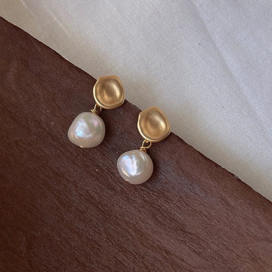Handmade Temperament Metallic Matte Freshwater Pearl Stud Earrings - Trendora.es