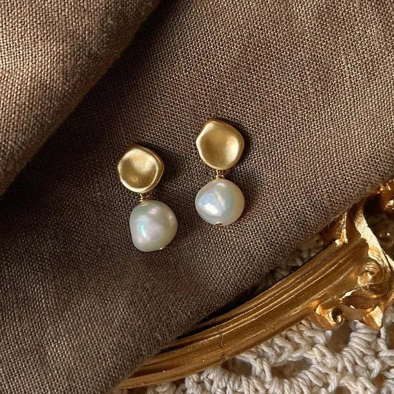 Handmade Temperament Metallic Matte Freshwater Pearl Stud Earrings - Trendora.es