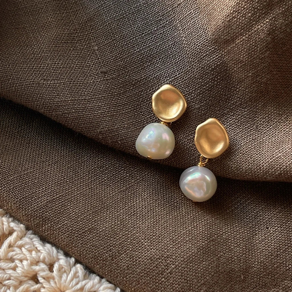 Handmade Temperament Metallic Matte Freshwater Pearl Stud Earrings - Trendora.es